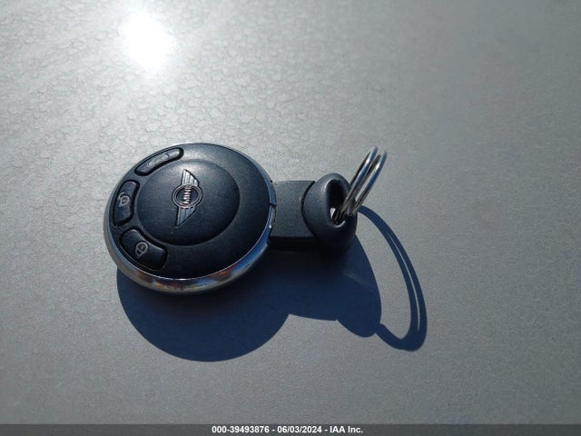 2010 MINI COOPER WMWMF3C53ATZ64033 Photo 10