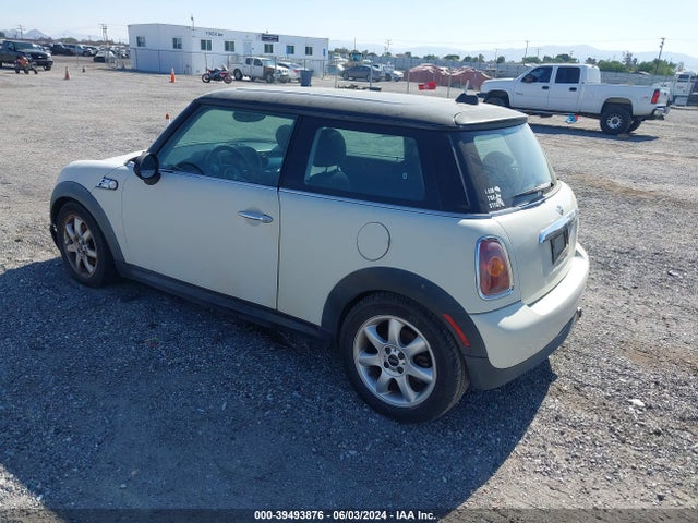 2010 MINI COOPER WMWMF3C53ATZ64033 Photo 2