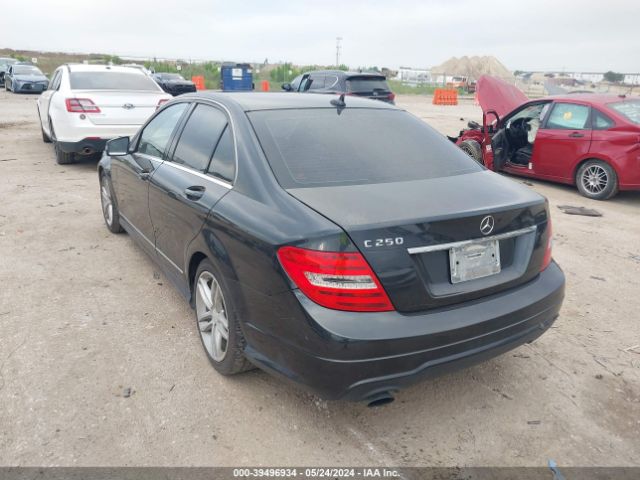 2013 MERCEDES-BENZ C 250 WDDGF4HB2DA790899 Photo 2