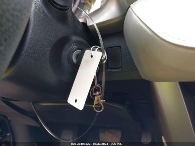 2T3ZFREV1FW217348 Toyota RAV4 LE