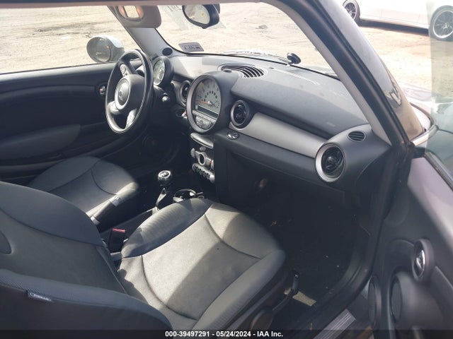 2008 MINI COOPER CLUBMAN WMWML33568TJ46895 Photo 4