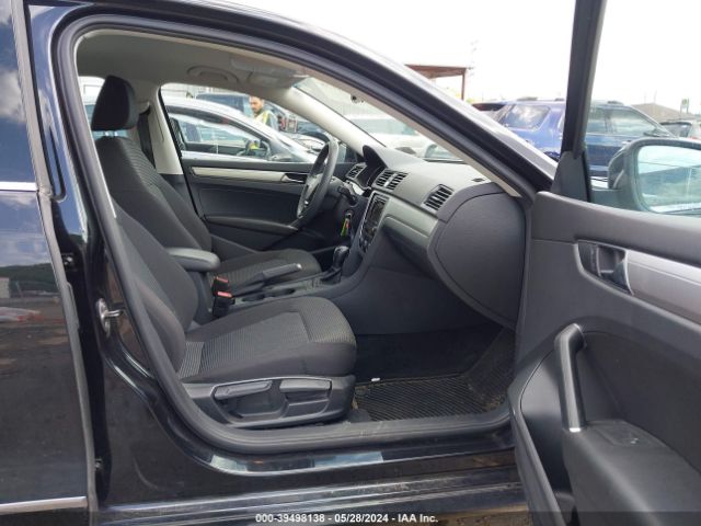 1VWAT7A39HC068494 Volkswagen Passat 1.8t S