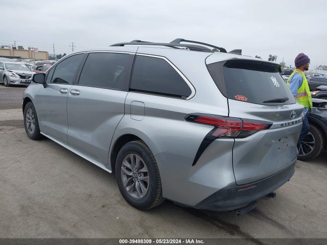 Toyota SIENNA XLE 2021 5TDYRKEC4MS065153 Image 3