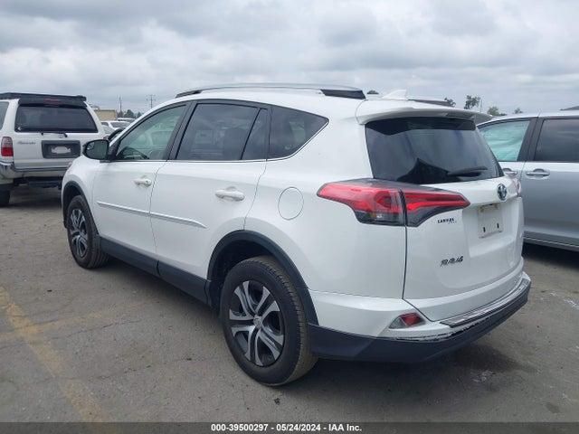 Toyota RAV4 LE 2018 JTMZFREV7JJ753096 Image 3