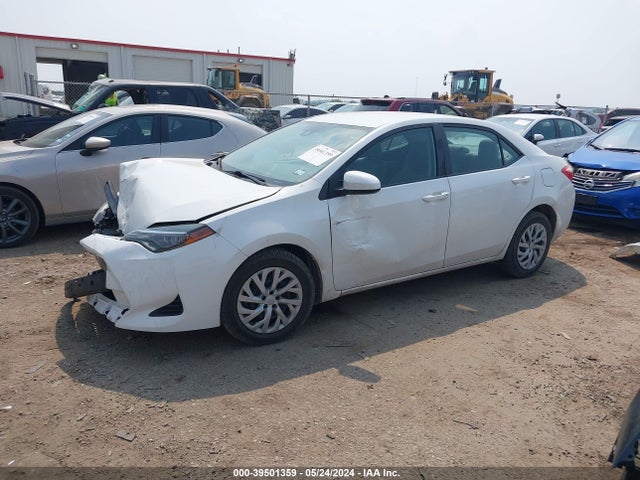 Toyota COROLLA LE 2018 5YFBURHE4JP776009 Image 2