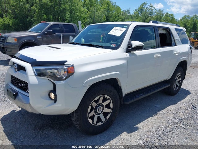 Toyota 4runner Trd Off Road 2018 JTEBU5JR9J5586771 Image 2