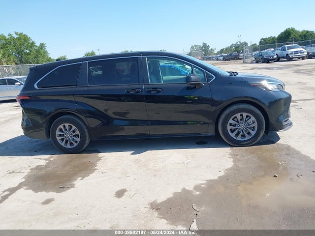 Toyota SIENNA LE 2022 5TDKRKEC2NS129374 Image 13