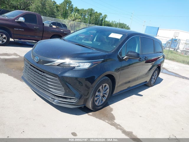 Toyota SIENNA LE 2022 5TDKRKEC2NS129374 Image 2