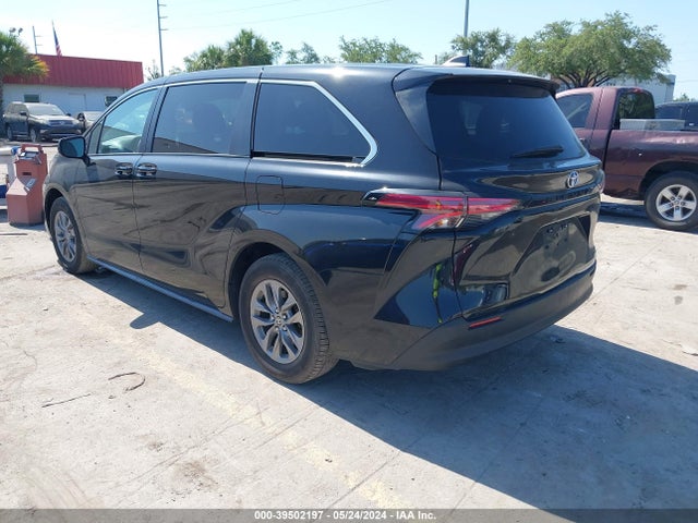 Toyota SIENNA LE 2022 5TDKRKEC2NS129374 Image 3