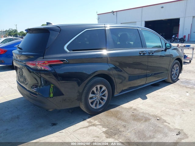 Toyota SIENNA LE 2022 5TDKRKEC2NS129374 Image 4