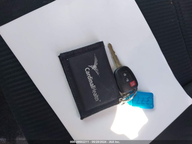 2T3BFREV5JW778601 Toyota RAV4 LE