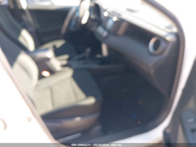 2T3BFREV5JW778601 Toyota RAV4 LE
