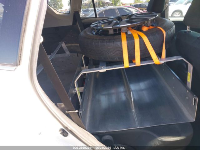 2T3BFREV5JW778601 Toyota RAV4 LE