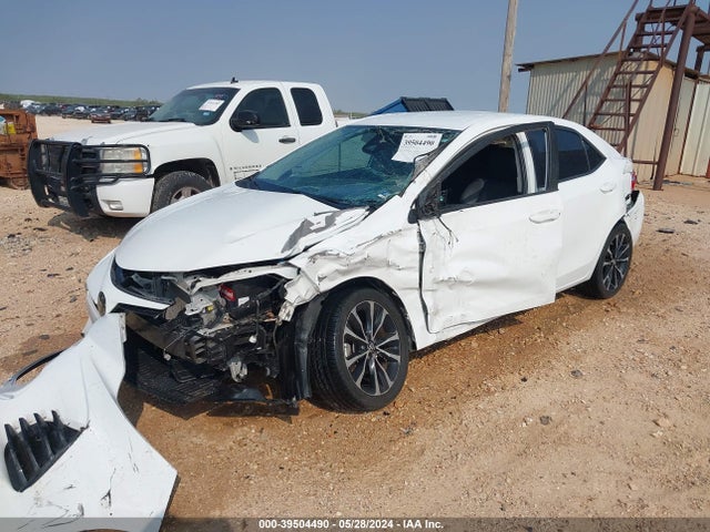 Toyota COROLLA SE 2018 5YFBURHE9JP842232 Image 2