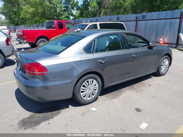 1VWAT7A37FC062044 Volkswagen Passat 1.8t S