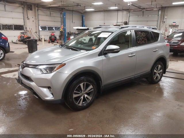 Toyota Rav4 Xle 2018 JTMRFREVXJD245669 Image 2
