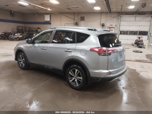 Toyota Rav4 Xle 2018 JTMRFREVXJD245669 Image 3