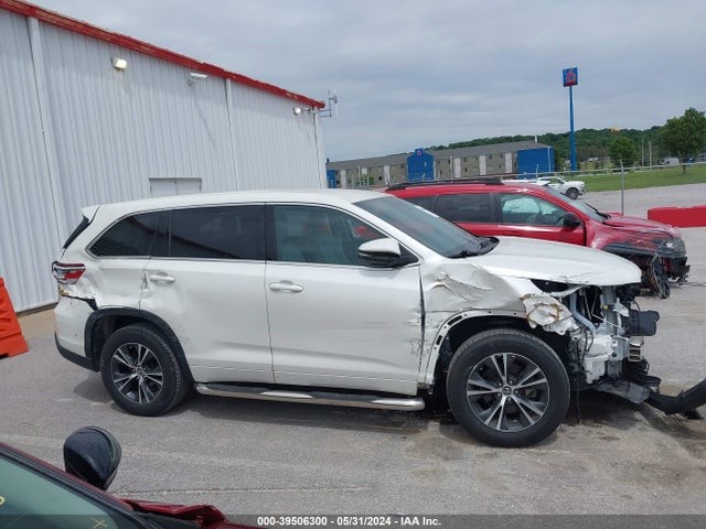 Toyota Highlander Le 2018 5TDZARFH6JS038191 Image 14