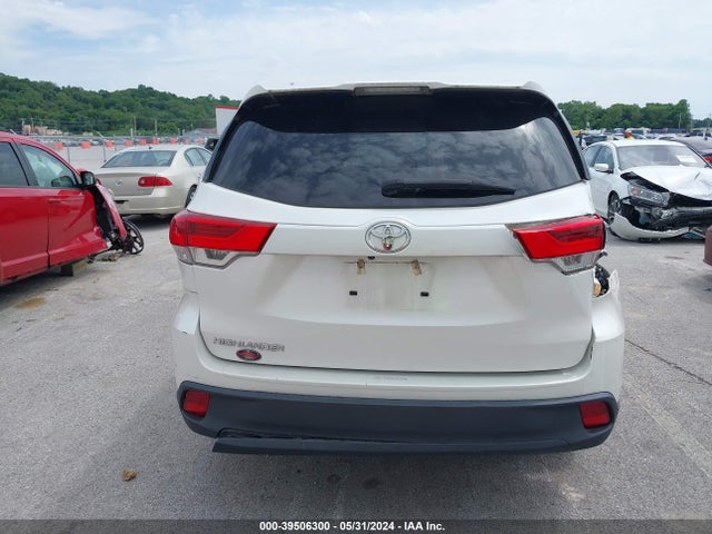Toyota Highlander Le 2018 5TDZARFH6JS038191 Image 17