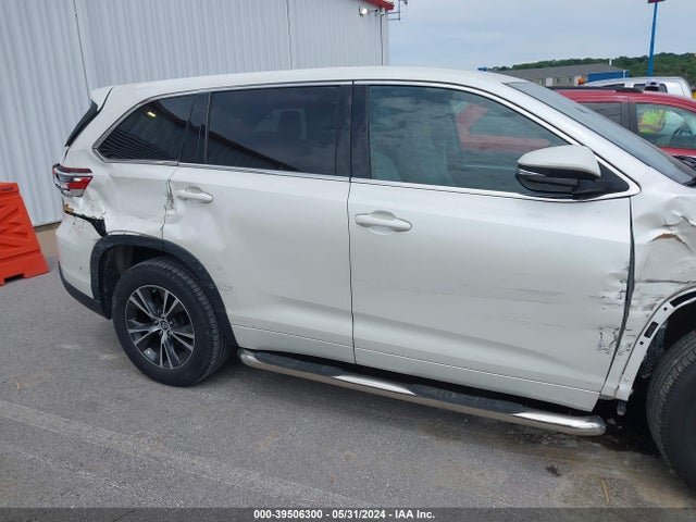 Toyota Highlander Le 2018 5TDZARFH6JS038191 Image 18