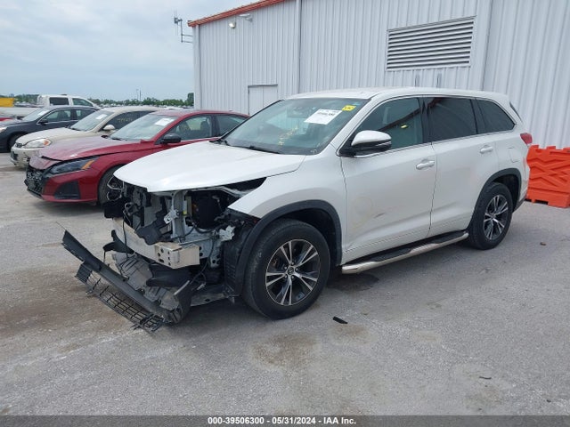 Toyota Highlander Le 2018 5TDZARFH6JS038191 Image 2