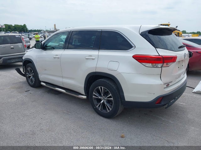 Toyota Highlander Le 2018 5TDZARFH6JS038191 Image 3