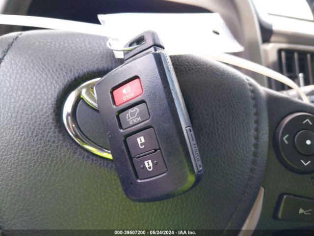 JTMWFREVXJJ208707 Toyota Rav4 Xle