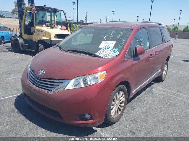 Toyota Sienna Xle 8 Passenger 2017 5TDYZ3DC2HS853507 Image 2