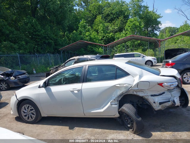 Toyota COROLLA LE 2018 5YFBURHE5JP837819 Image 15
