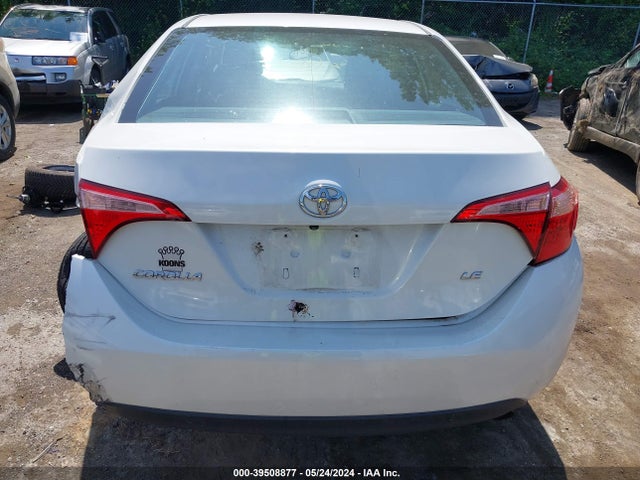 Toyota COROLLA LE 2018 5YFBURHE5JP837819 Image 17