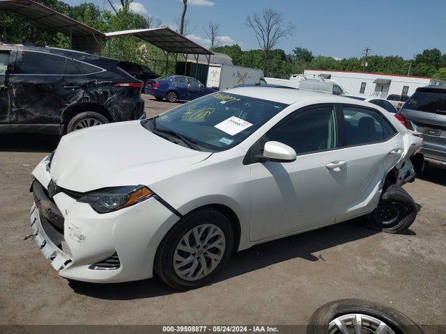 Toyota COROLLA LE 2018 5YFBURHE5JP837819 Image 2