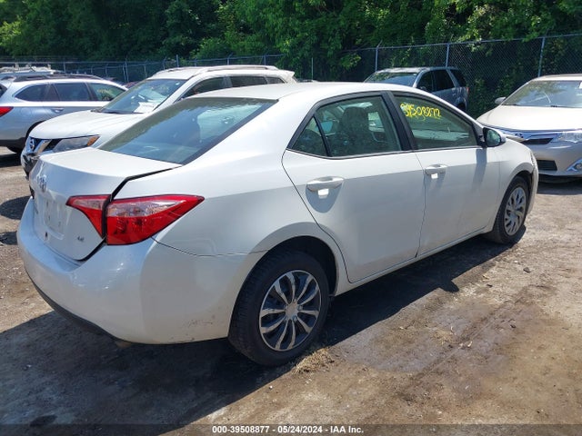 Toyota COROLLA LE 2018 5YFBURHE5JP837819 Image 4