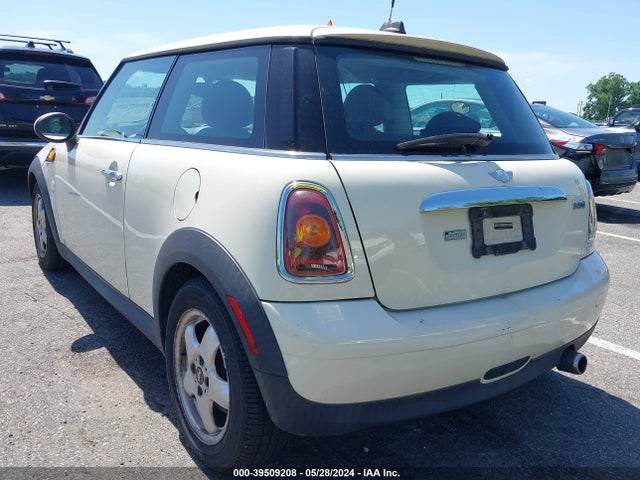 2008 MINI COOPER WMWMF33568TT67016 Photo 2