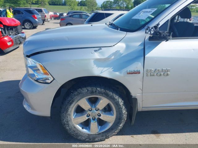 1C6RR7KT6JS352929 RAM 1500 Express  4x4 5'7 Box