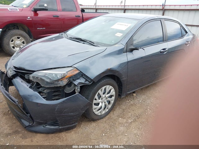 Toyota COROLLA LE 2018 5YFBURHE8JP786722 Image 2