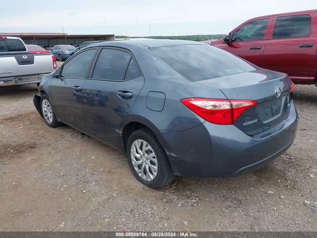 Toyota COROLLA LE 2018 5YFBURHE8JP786722 Image 3