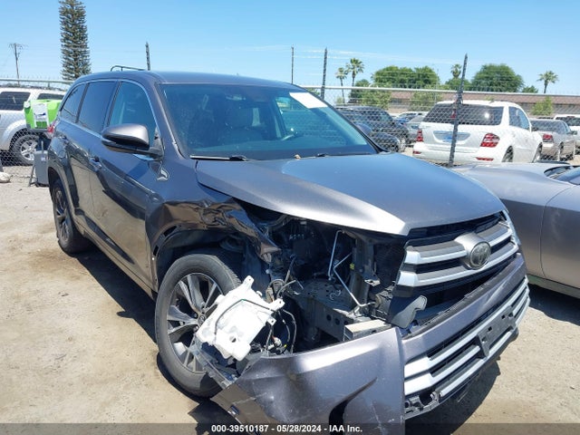 Toyota Highlander Le 2018 5TDZARFH7JS038300 main image