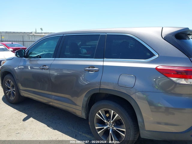 Toyota Highlander Le 2018 5TDZARFH7JS038300 Image 14