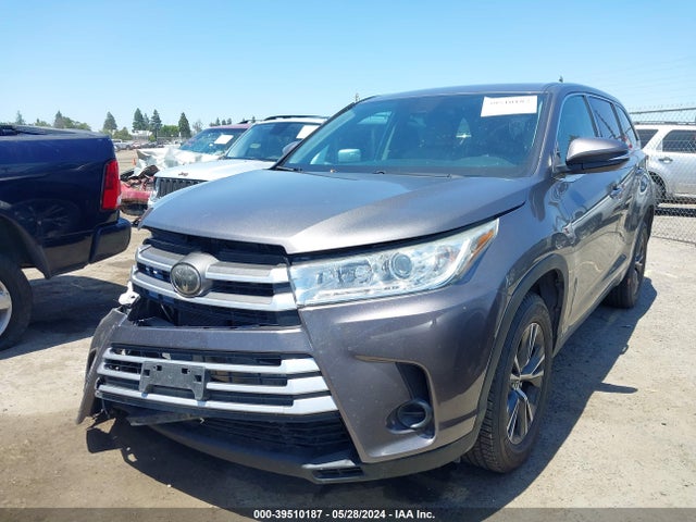 Toyota Highlander Le 2018 5TDZARFH7JS038300 Image 2
