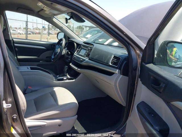 Toyota Highlander Le 2018 5TDZARFH7JS038300 Image 5