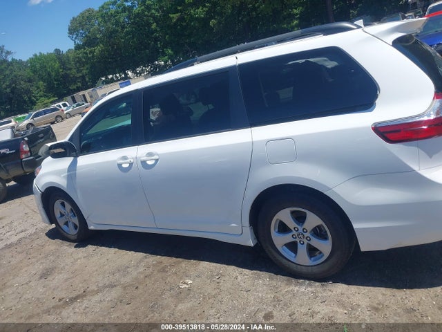 Toyota Sienna Le 8 Passenger 2018 5TDKZ3DC4JS953958 Image 14