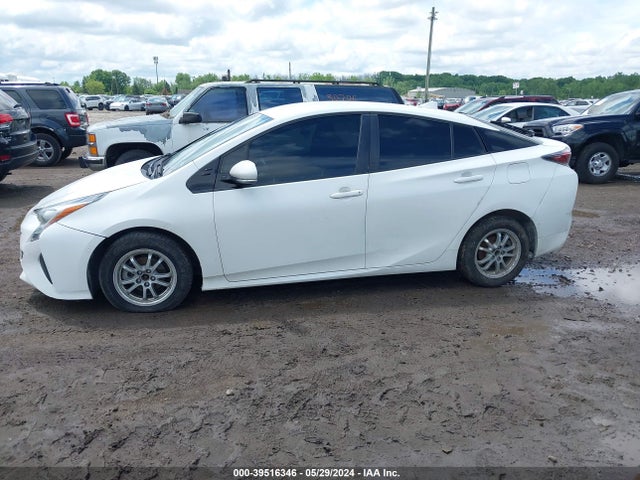 Toyota Prius Two 2018 JTDKBRFUXJ3061891 Image 14