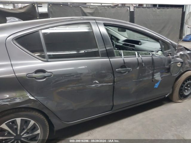 JTDKDTB37F1575897 Toyota Prius C One