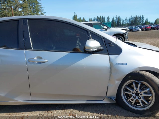 Toyota Prius Two 2017 JTDKBRFU6H3575733 Image 13
