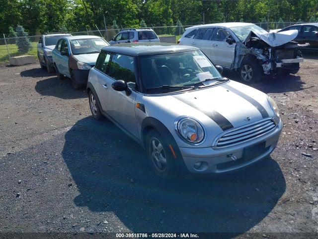 2010 MINI COOPER WMWMF3C57ATU76834 Photo 0