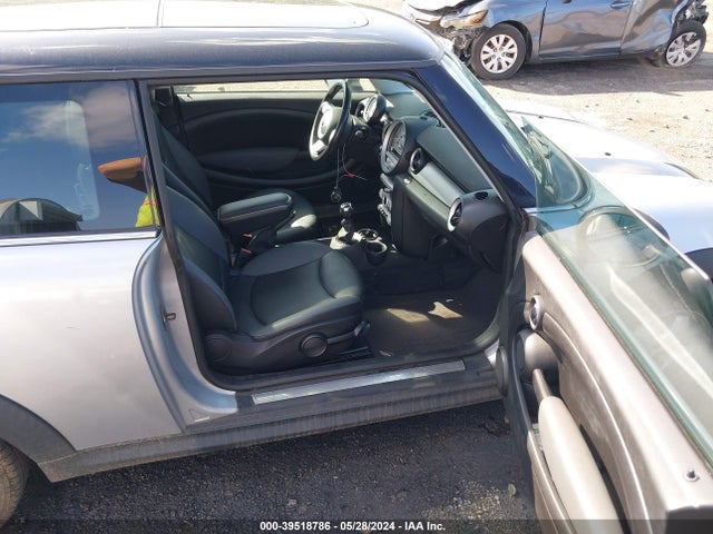 2010 MINI COOPER WMWMF3C57ATU76834 Photo 4