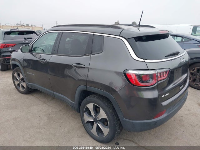 3C4NJDBB4JT256381 Jeep Compass Latitude 4x4