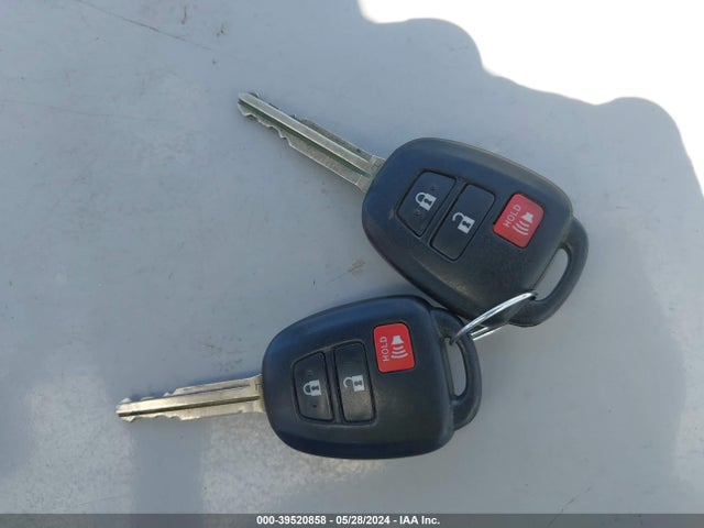Toyota RAV4 LE 2015 JTMZFREV8FJ058584 Image 11