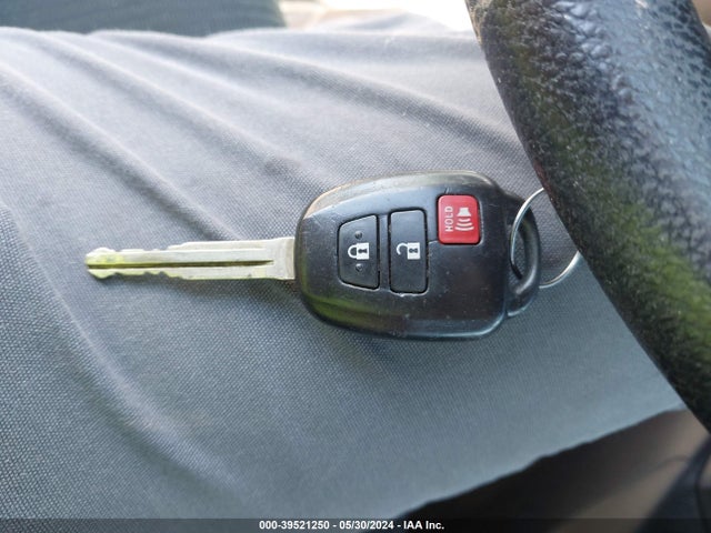 Toyota RAV4 LE 2016 JTMBFREV6GJ075032 Image 11
