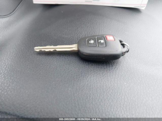 JTMBFREV2FJ044682 Toyota RAV4 LE